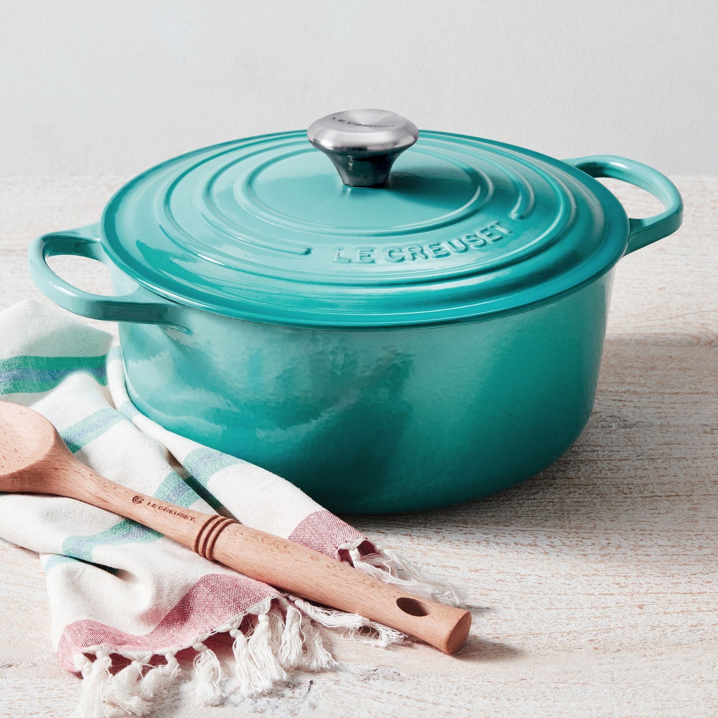 Le Creuset Signature Cast Iron 5.5-quart Caribbean Round Dutch Oven