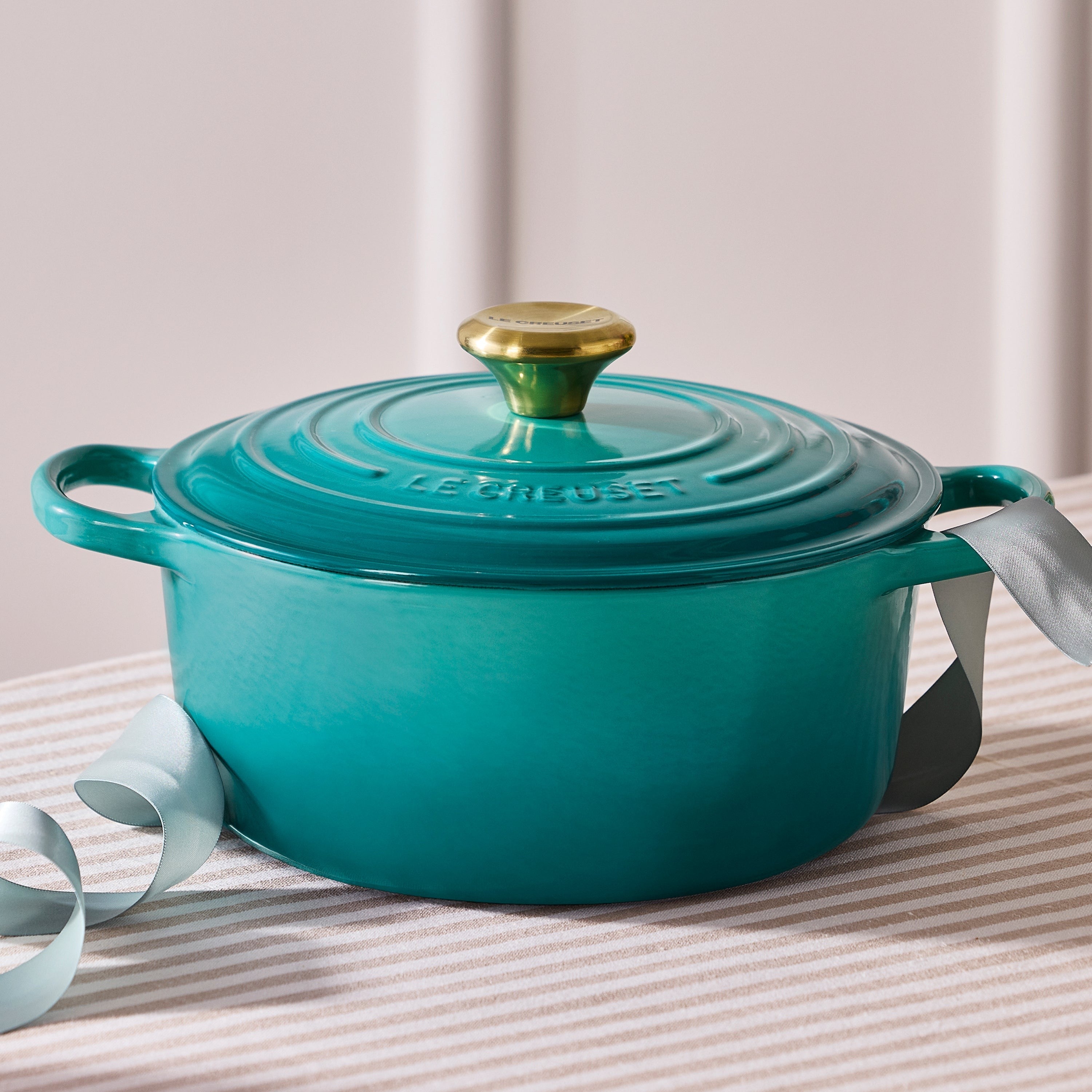 Le Creuset Signature Cast Iron 4.5-quart Bleu Riviera Round Dutch Oven