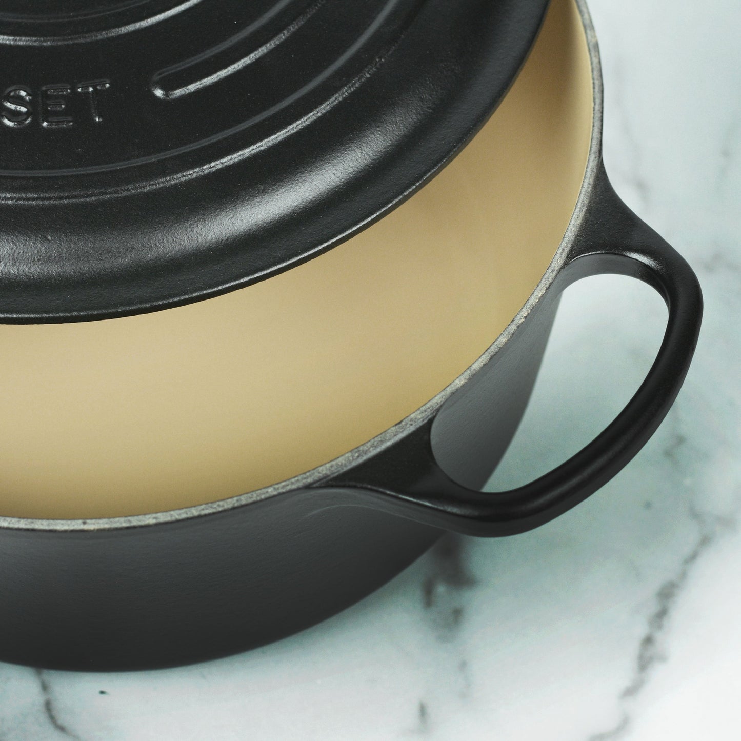 Le Creuset Signature Cast Iron 7.25-quart Licorice Round Dutch Oven