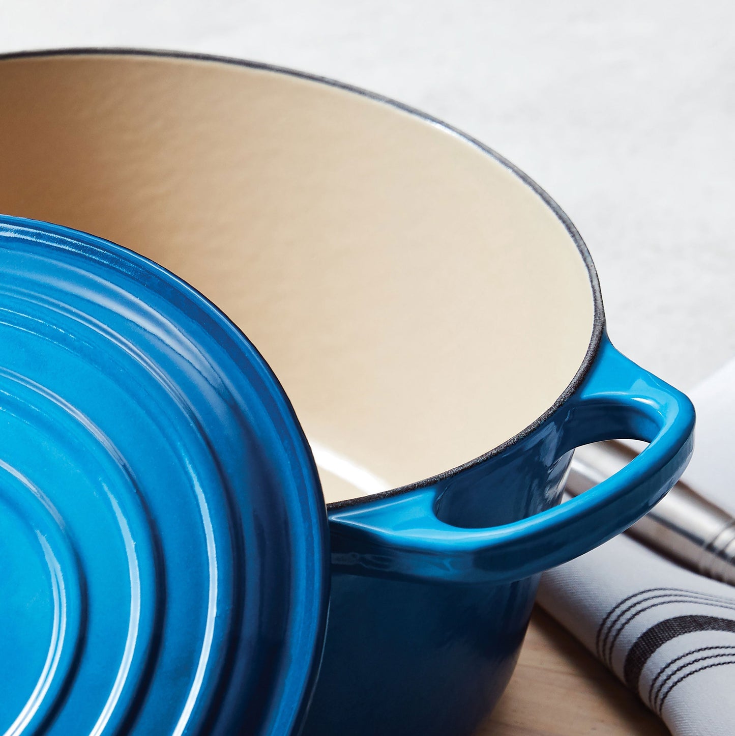 Le Creuset Signature Cast Iron 7.25-quart Marseille Round Dutch Oven