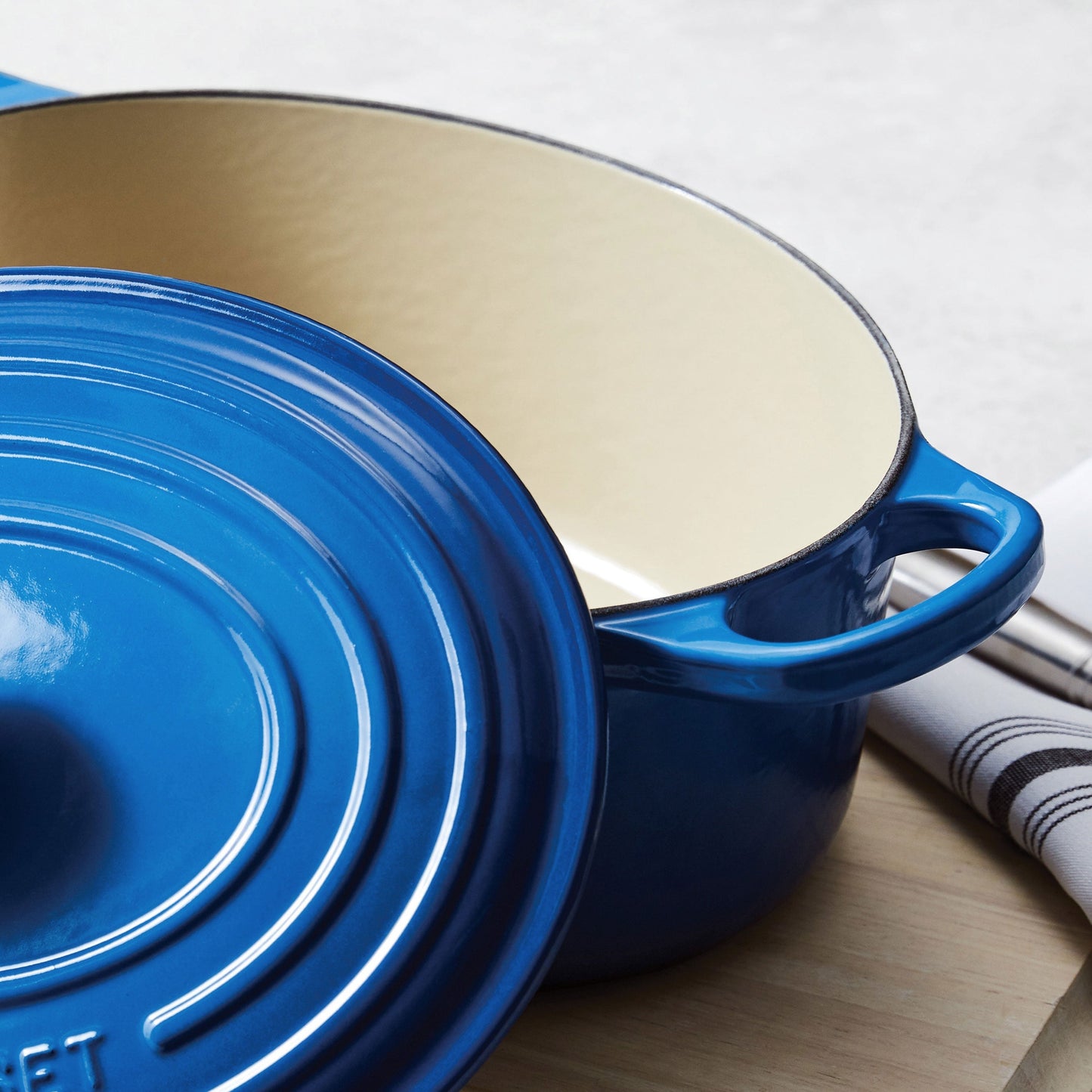 Le Creuset Signature Cast Iron 6.75-quart Marseille Oval Dutch Oven