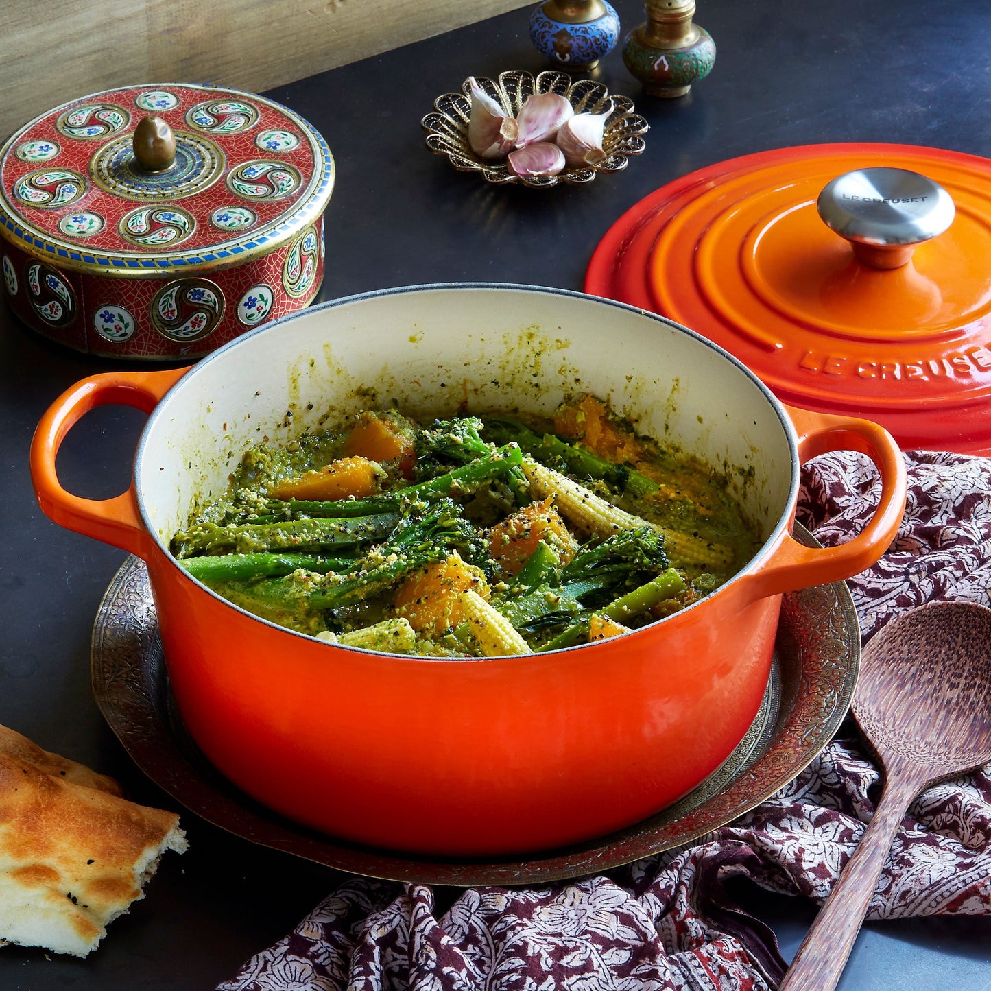 Le Creuset Signature Cast Iron 9-quart Flame Round Dutch Oven