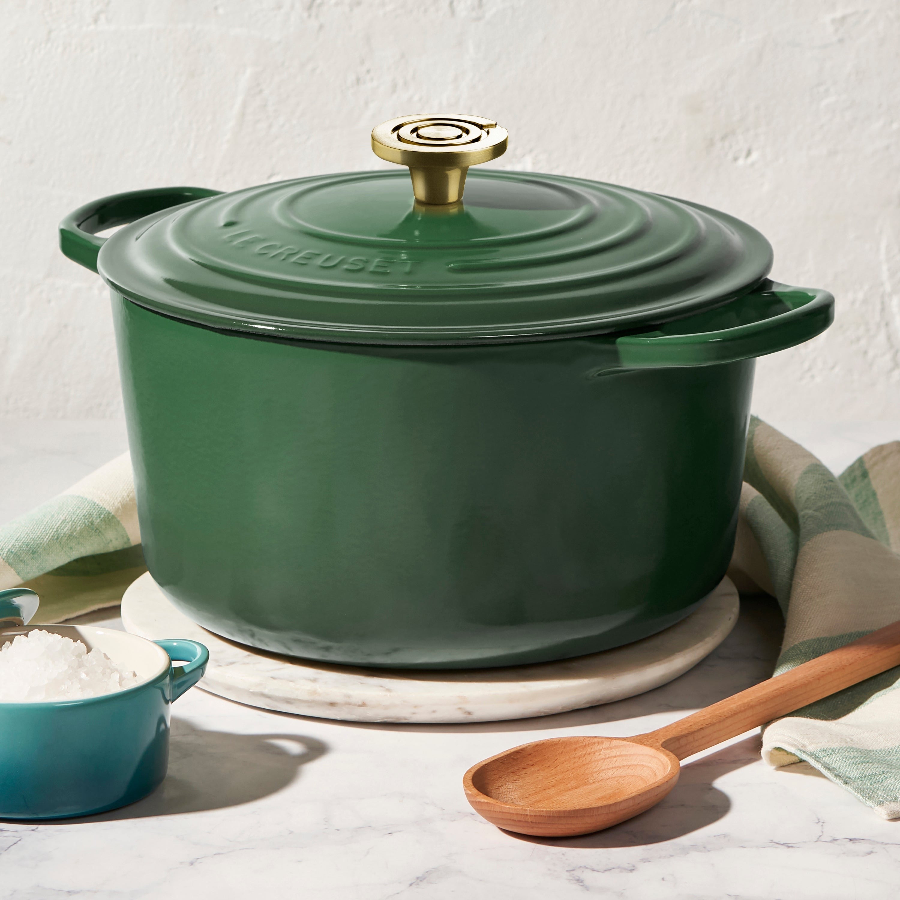Le Creuset Signature Cast Iron 6.5-quart Artichaut Round Deep Oven with Light Gold Crucible Knob