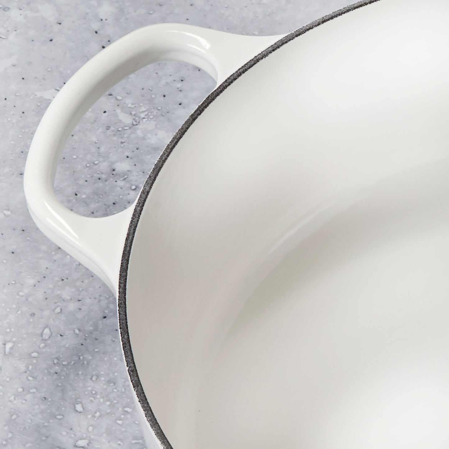 Le Creuset Signature Cast Iron 7.25-quart White Round Dutch Oven
