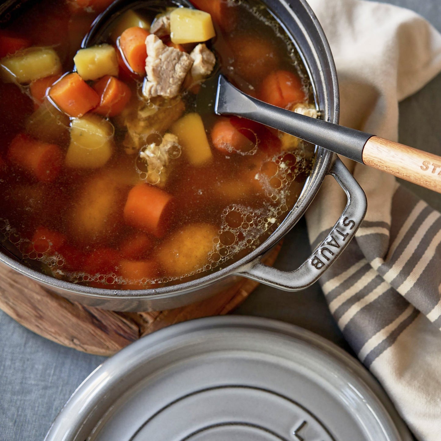 Staub 7-quart Graphite Gray Round Dutch Oven