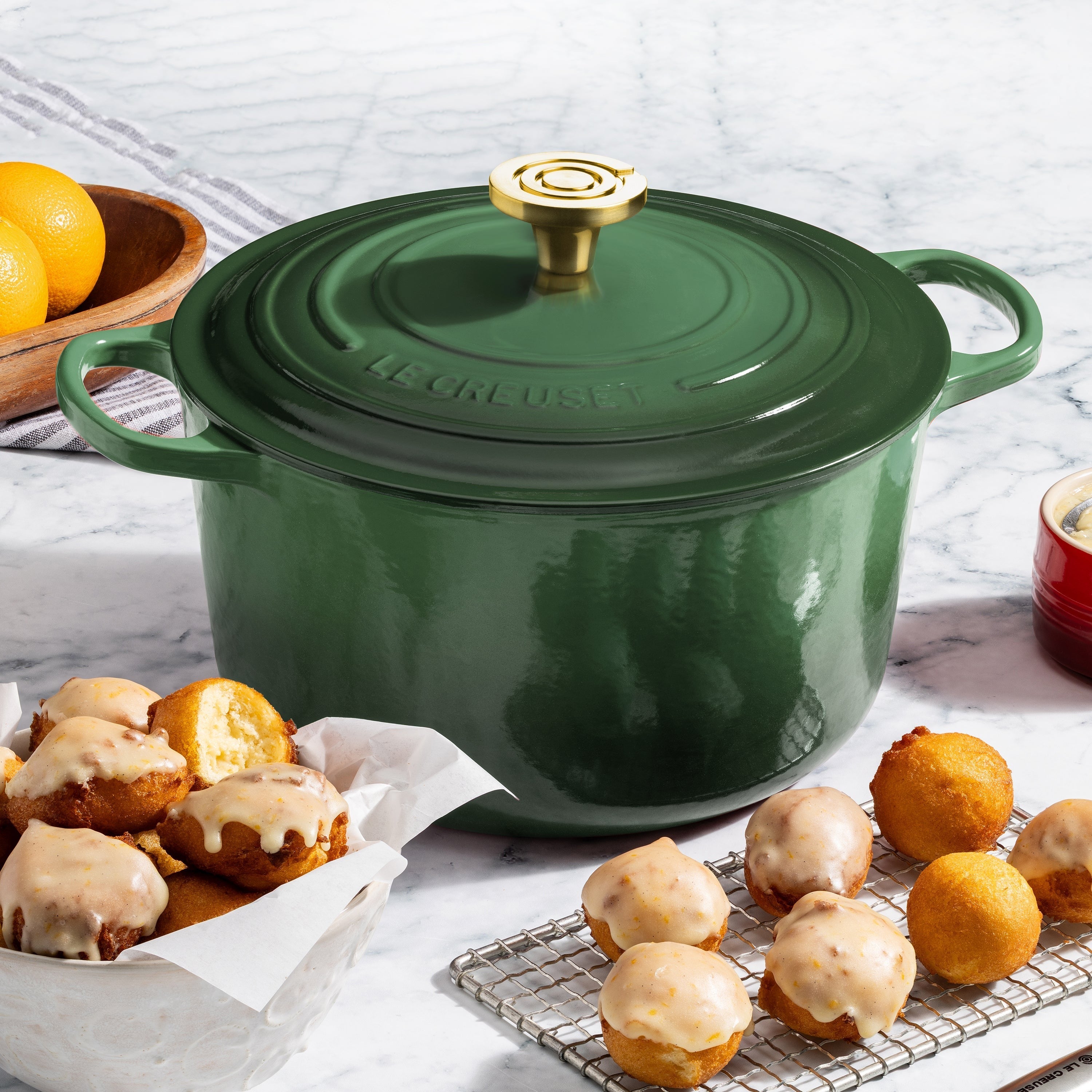 Le Creuset Signature Cast Iron 6.5-quart Artichaut Round Deep Oven with Light Gold Crucible Knob