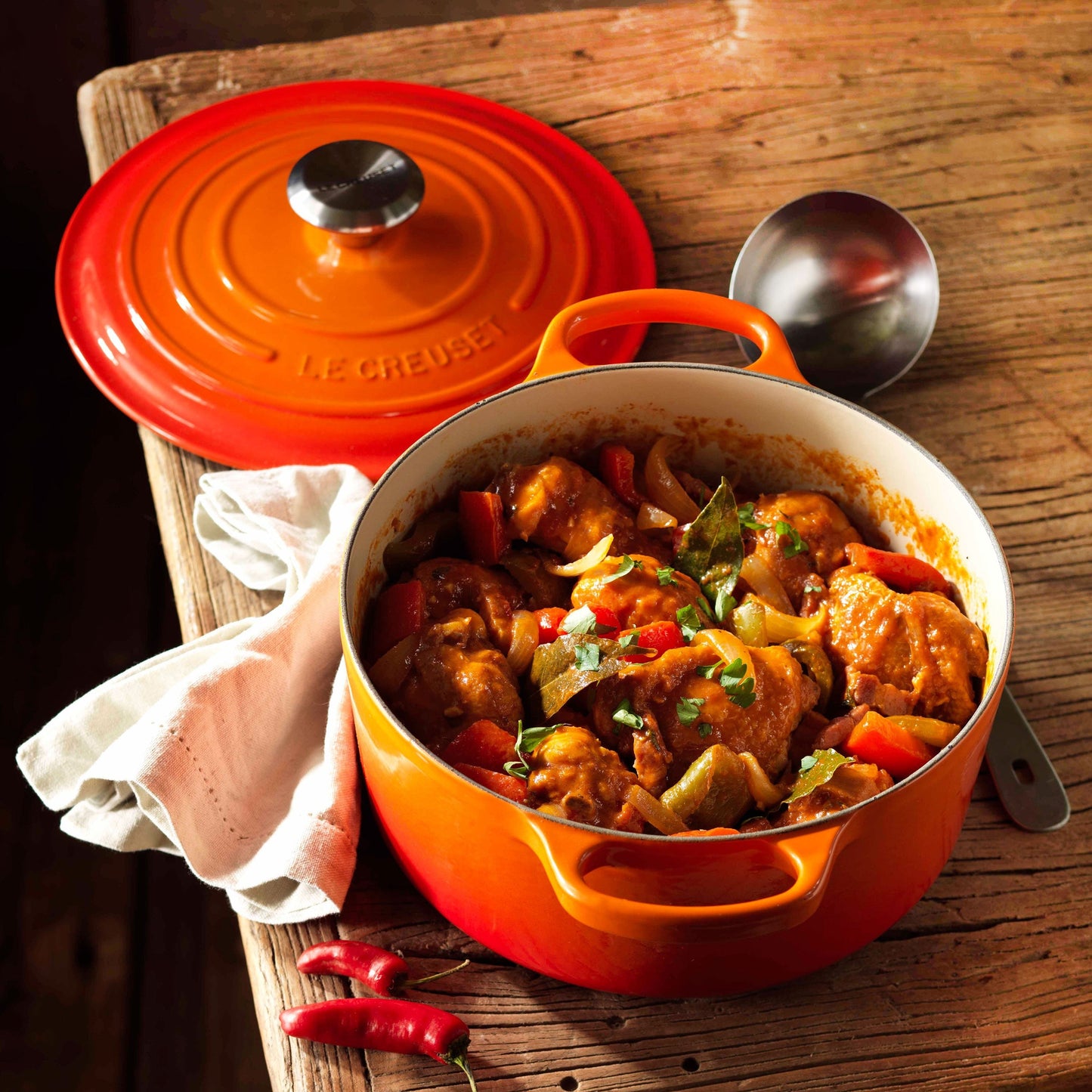 Le Creuset Signature Cast Iron 7.25-quart Flame Round Dutch Oven