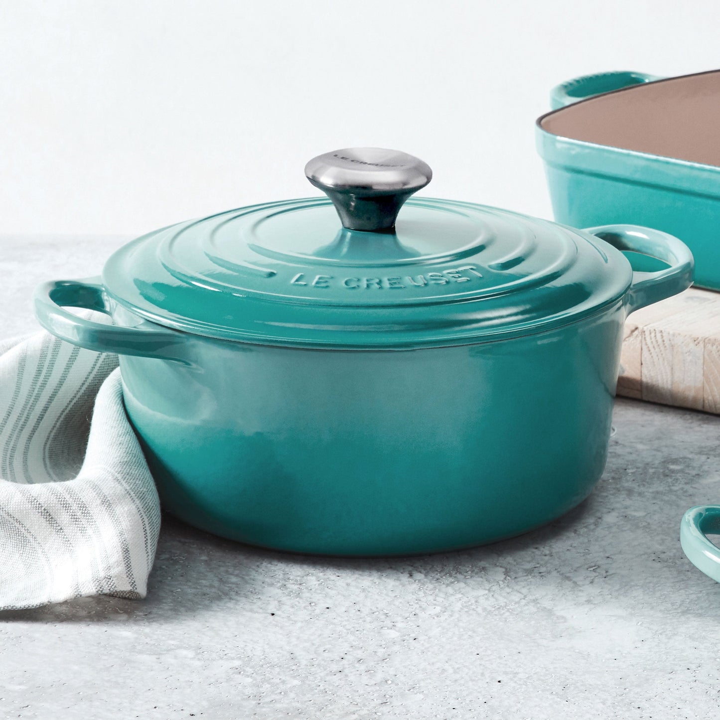 Le Creuset Signature Cast Iron 7.25-quart Caribbean Round Dutch Oven